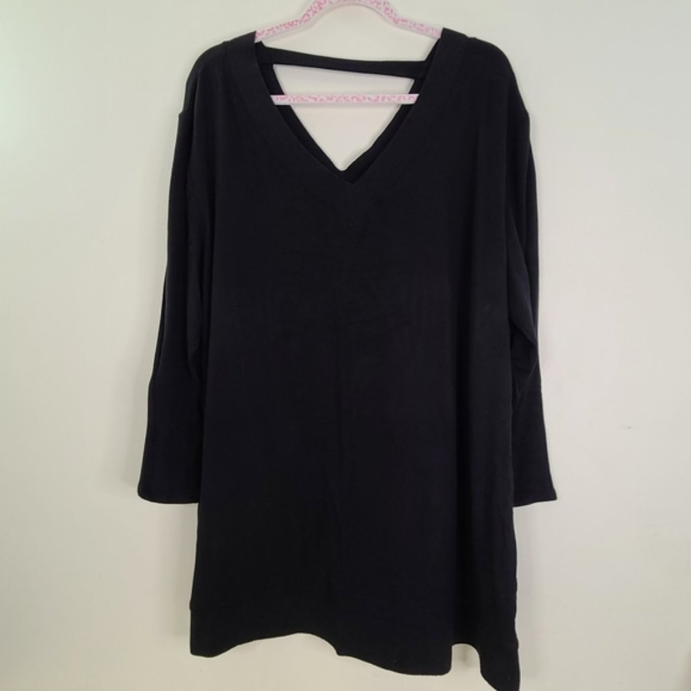Love & Legend black v-neck long sleeve with ribbed design